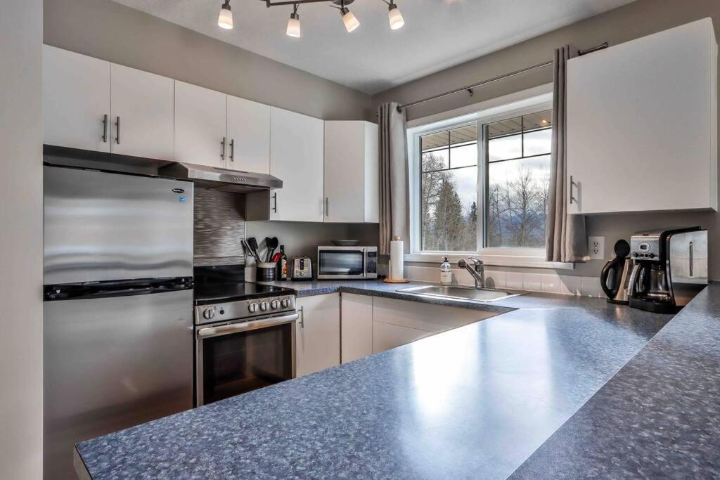 Apartamento Big Mountain Views - Bright 2-Story Corner Unit Canmore Exterior foto