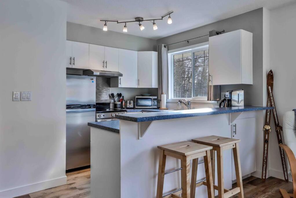 Apartamento Big Mountain Views - Bright 2-Story Corner Unit Canmore Exterior foto