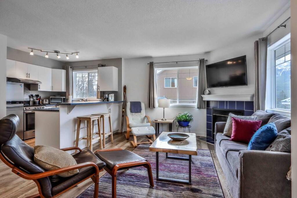 Apartamento Big Mountain Views - Bright 2-Story Corner Unit Canmore Exterior foto