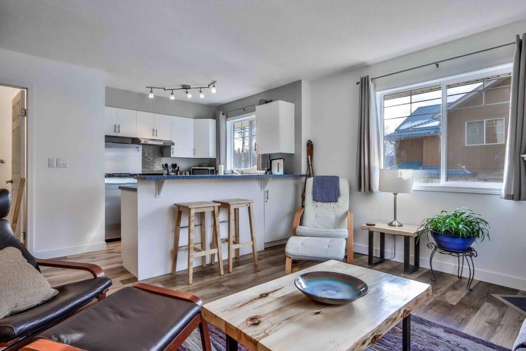 Apartamento Big Mountain Views - Bright 2-Story Corner Unit Canmore Exterior foto